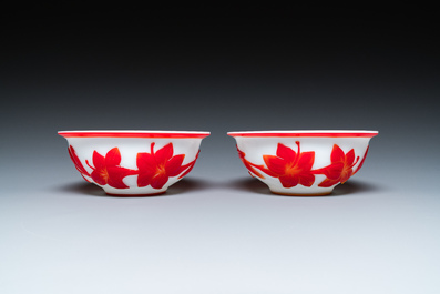 Paire de bols en verre overlay de P&eacute;kin en rouge sur blanc &agrave; d&eacute;cor floral, Chine, 19&egrave;me
