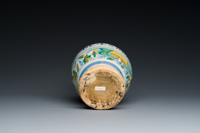 Een zeldzame polychrome Antwerpse majolica apothekersfles met opschrift AQ DE ENDIV, midden 16e eeuw