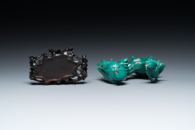 A Chinese emerald green jadeite 'birds' group and a goldstone sculpture of Buddha, 19/20th C.