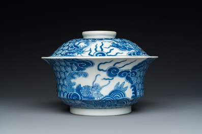 Bol couvert en porcelaine de Chine 'Bleu de Hue' pour le Vietnam, marque d'un dragon pour la p&eacute;riode Thiệu Trị (1840-1847)