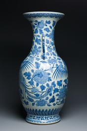 Grand vase en porcelaine de Chine en bleu et blanc &agrave; d&eacute;cor de ph&eacute;nix et pivoines, 19&egrave;me
