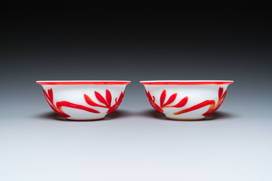 Paire de bols en verre overlay de P&eacute;kin en rouge sur blanc &agrave; d&eacute;cor floral, Chine, 19&egrave;me