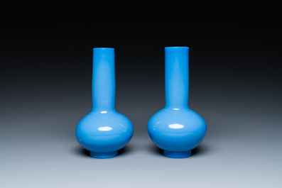 Een paar Chinese turquoise-blauwe flesvormige vazen in Peking glas, Qing
