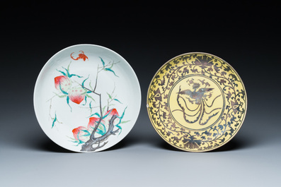 Een Chinees famille rose bord met vijf perziken en een bord met een feniks op gele fondkleur, Song Feng Yong Le 松風永樂 merk, 18/19e eeuw