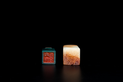Une &eacute;pingle &agrave; cheveux en jade blanc et deux sceaux en jade, Chine, Qing
