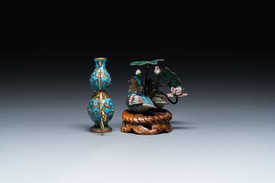 Een Chinese cloisonn&eacute; kalebasvaas en een groep met twee eenden in email en zilver, 19/20e eeuw
