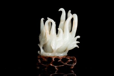 Main de Bouddha en jade blanc sculpt&eacute; sur socle en bois, Chine, Qing