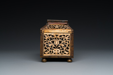 Coffret en os de morse r&eacute;ticul&eacute; aux montures en laiton, Kholmogory, Russie, 17&egrave;me