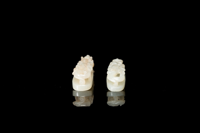 Twee Chinese riemhaken in witte jade, Qing