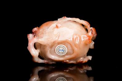 Lave-pinceaux en agate rose sculpt&eacute;e figurant un chilong, Chine, Qing