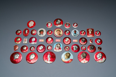 44 badges de portrait de Mao, dont un en porcelaine, R&eacute;volution Culturelle