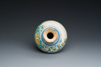 Een zeldzame polychrome Antwerpse majolica apothekersfles met opschrift AQ DE ENDIV, midden 16e eeuw