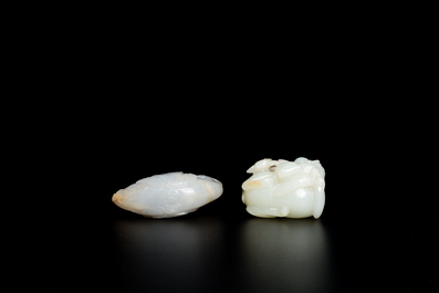 Deux sculptures en jade blanc d'un canard mandarin et d'un b&eacute;lier avec son agneau, Chine, Qing