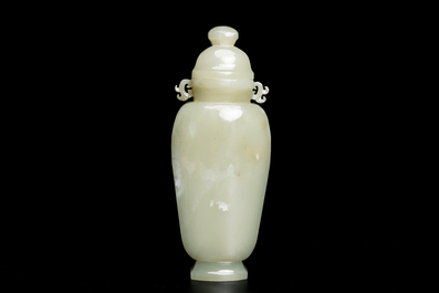 Een Chinese dekselvaas in celadon jade, Qing