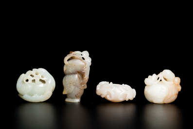 Vier Chinese snijwerken in witte en celadon jade, Qing/Republiek