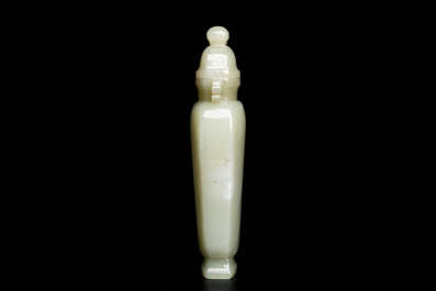 Een Chinese dekselvaas in celadon jade, Qing