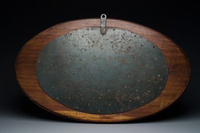 Tr&egrave;s important plat de forme ovale en bois incrust&eacute; de nacre &agrave; d&eacute;cor d'un pavillon central, Chine, 19&egrave;me