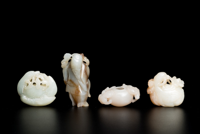 Vier Chinese snijwerken in witte en celadon jade, Qing/Republiek
