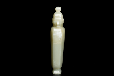 Een Chinese dekselvaas in celadon jade, Qing