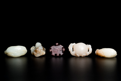Vier Chinese snijwerken in witte en celadon jade, Qing/Republiek