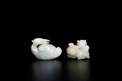 Deux sculptures en jade blanc d'un canard mandarin et d'un b&eacute;lier avec son agneau, Chine, Qing