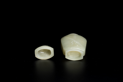 Een Chinese dekselvaas in celadon jade, Qing