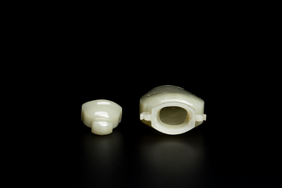 Een Chinese dekselvaas in celadon jade, Qing