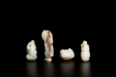 Vier Chinese snijwerken in witte en celadon jade, Qing/Republiek