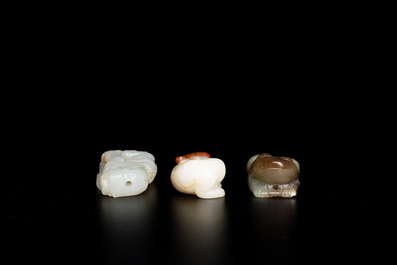 Trois sculptures d'animaux en jade blanc et c&eacute;ladon, Chine, Qing/R&eacute;publique