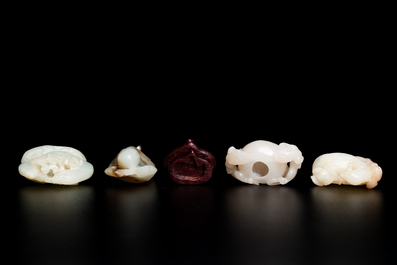 Vier Chinese snijwerken in witte en celadon jade, Qing/Republiek