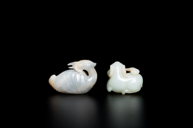 Deux sculptures en jade blanc d'un canard mandarin et d'un b&eacute;lier avec son agneau, Chine, Qing