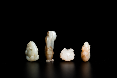 Vier Chinese snijwerken in witte en celadon jade, Qing/Republiek