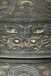 Imposant vase archa&iuml;que en bronze incrust&eacute; d'or et d'argent sur socle en bois inscrit Tao Xiang 陶湘 et Luo Zhenyu 羅振玉, Chine, Song/Ming