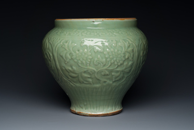 Vase en porcelaine de Chine c&eacute;ladon de Longquan &agrave; d&eacute;cor floral, Ming
