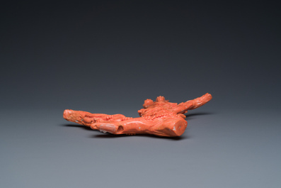 Groupe figurant une Bodhisattva debout et deux dragons en corail rouge, Chine, 19/20&egrave;me