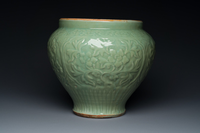 Vase en porcelaine de Chine c&eacute;ladon de Longquan &agrave; d&eacute;cor floral, Ming