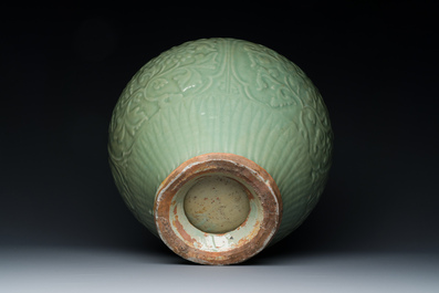 Vase en porcelaine de Chine c&eacute;ladon de Longquan &agrave; d&eacute;cor floral, Ming