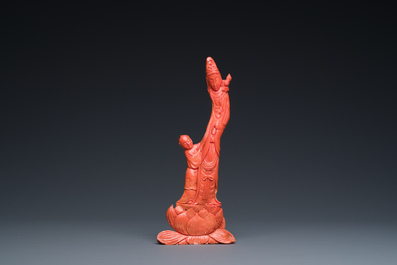 Groupe figurant Guanyin avec un gar&ccedil;on sur une fleur de lotus en corail rouge, Chine, 19/20&egrave;me