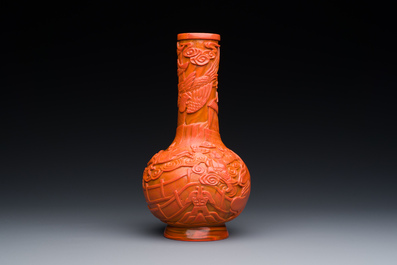 Vase de forme bouteille en verre de P&eacute;kin en rouge de corail, marque et probablement &eacute;poque de Daoguang