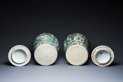 Paire de grands vases couverts en porcelaine de Chine famille verte, Kangxi