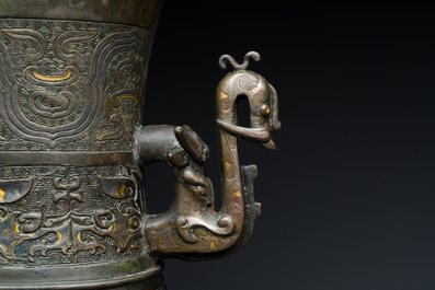 Imposant vase archa&iuml;que en bronze incrust&eacute; d'or et d'argent sur socle en bois inscrit Tao Xiang 陶湘 et Luo Zhenyu 羅振玉, Chine, Song/Ming