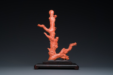 Groupe figurant une Bodhisattva debout et deux dragons en corail rouge, Chine, 19/20&egrave;me