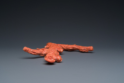 Groupe figurant une Bodhisattva debout et deux dragons en corail rouge, Chine, 19/20&egrave;me