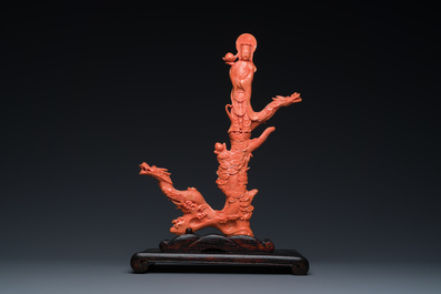 Groupe figurant une Bodhisattva debout et deux dragons en corail rouge, Chine, 19/20&egrave;me