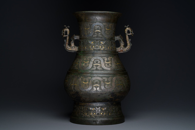 Imposant vase archa&iuml;que en bronze incrust&eacute; d'or et d'argent sur socle en bois inscrit Tao Xiang 陶湘 et Luo Zhenyu 羅振玉, Chine, Song/Ming