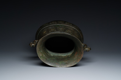 Imposant vase archa&iuml;que en bronze incrust&eacute; d'or et d'argent sur socle en bois inscrit Tao Xiang 陶湘 et Luo Zhenyu 羅振玉, Chine, Song/Ming