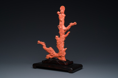 Groupe figurant une Bodhisattva debout et deux dragons en corail rouge, Chine, 19/20&egrave;me