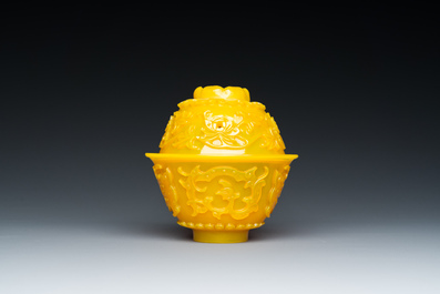Exceptionnel bol couvert en verre jaune de P&eacute;kin, Chine, marque et &eacute;poque de Qianlong