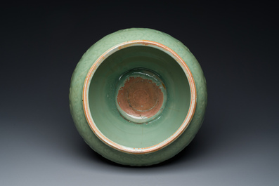 Vase en porcelaine de Chine c&eacute;ladon de Longquan &agrave; d&eacute;cor floral, Ming