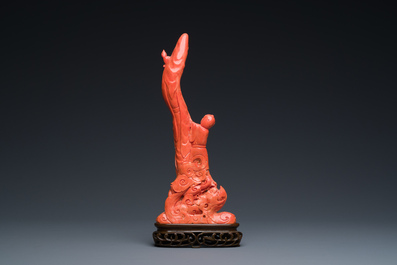 Groupe figurant Guanyin avec un gar&ccedil;on sur une fleur de lotus en corail rouge, Chine, 19/20&egrave;me